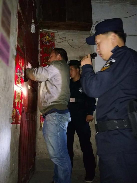 包头粗心妈妈误将幼女锁家中 