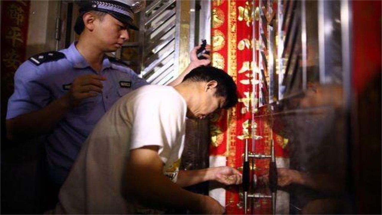 包头请开锁师傅开了锁后，师傅